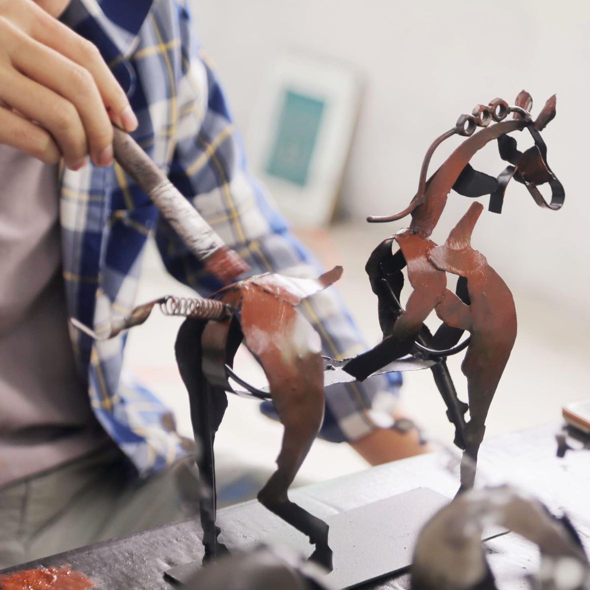 Handgjord metallskulptur av häst