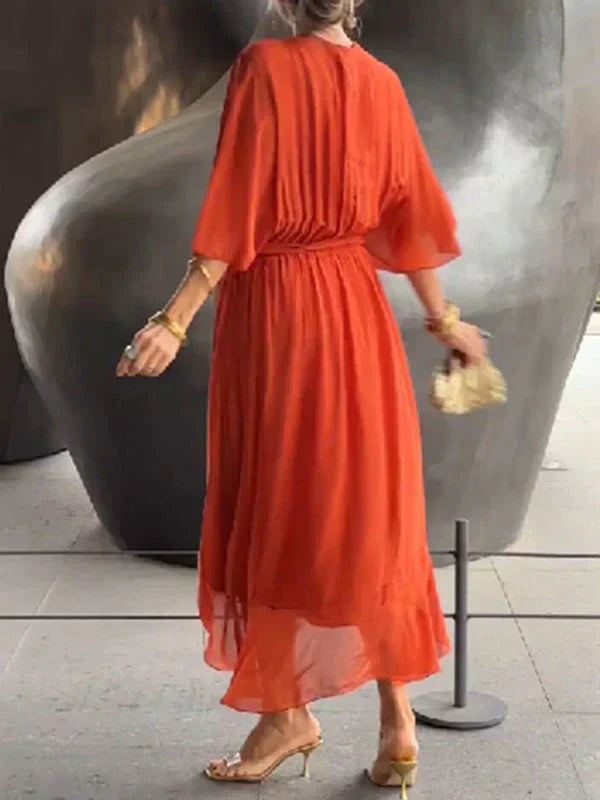 Mia™ | Klänning med V-ringning i silkmusselin